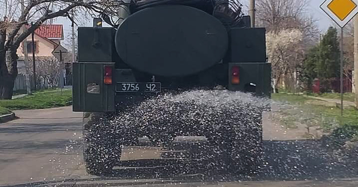 В Очакове спасатели и коммунальщики дезинфицируют улицы (ФОТО)