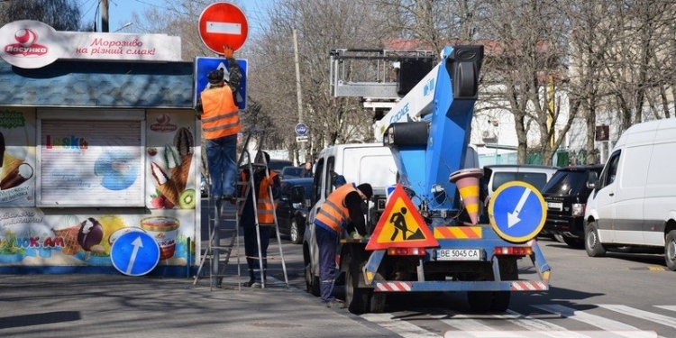 На улице Шевченко устанавливают запрещающие знаки – после 5 марта движение автомобилей станет односторонним (ФОТО, ВИДЕО)