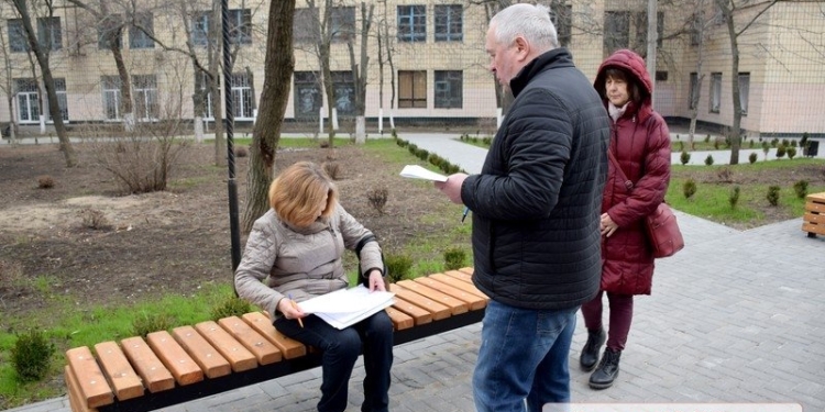 В Николаеве депутаты и активисты искали «потерявшиеся» при высадке 1000 кустов самшита (ФОТО)