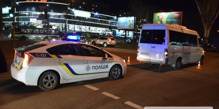 В Николаеве пьяный водитель BMW врезался в маршрутку и сбежал (ФОТО)