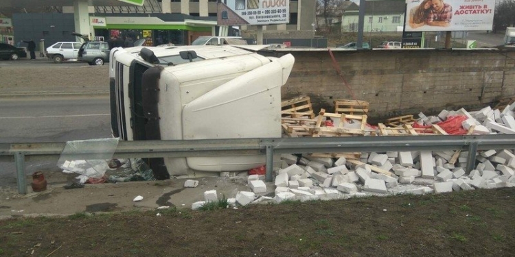 Отказали тормоза. В Первомайске перевернулся грузовик с пеноблоками (ФОТО)