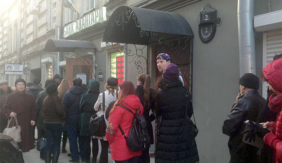 Обвал рубля: россияне выстроились в огромные очереди за валютой, эксперты советуют “затягивать” пояса (ВИДЕО)