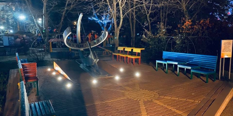 Карантин – время для ремонта и обновления: в николаевском городке «Сказка» возвращают надлежащий вид «Солнечным часам» (ФОТО)