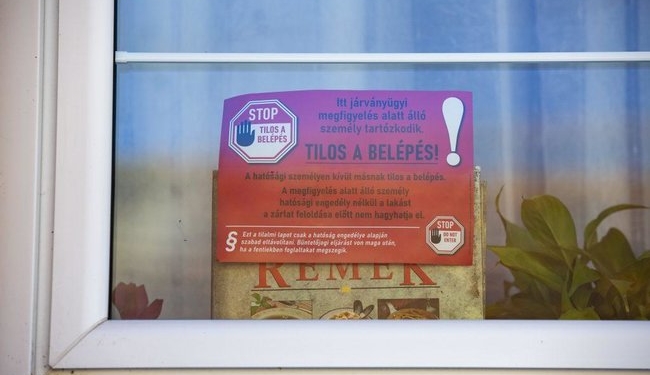 “Вход запрещен!”: в Венгрии больные и с подозрением на COVID-19 обязаны помечать свои жилища наклейками (ФОТО)