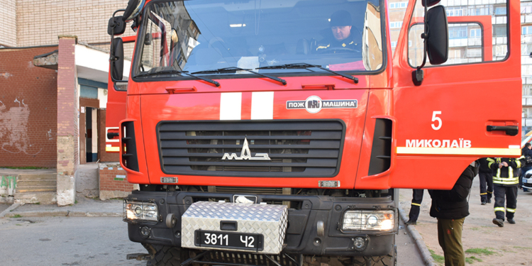В Корабельном районе Николаева тушили однокомнатную квартиру, пожар в которой по неосторожности устроил хозяин-курильщик (ФОТО)