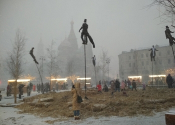 «Это что — дементоры?» В Москве весьма странно отпраздновали Масленицу у стен Кремля (ВИДЕО)