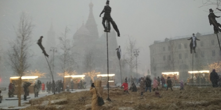 «Это что — дементоры?» В Москве весьма странно отпраздновали Масленицу у стен Кремля (ВИДЕО)