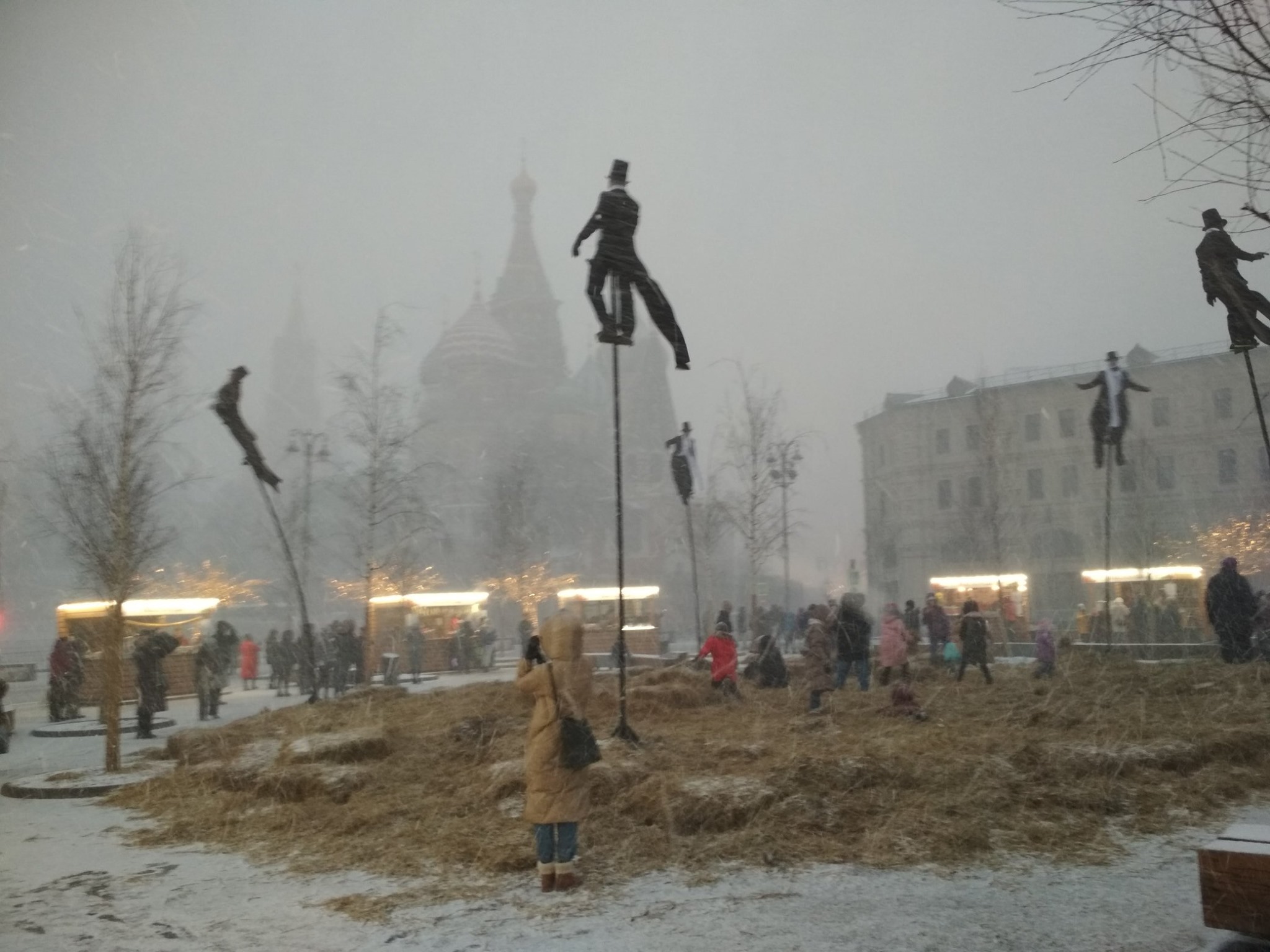 «Это что — дементоры?» В Москве весьма странно отпраздновали Масленицу у стен Кремля (ВИДЕО)