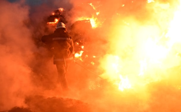 Масштабный пожар тюкованной соломы в Веселиновском районе. Тушили всю ночь (ФОТО)