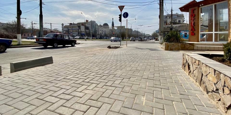 В Николаеве тротуарной плиткой вымостили пешеходную зону по улице Садовой (ФОТО)