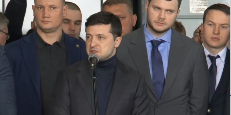 Зеленский заставил Криклия заказать 3 поезда и 90 пассажирских вагонов на Крюковском заводе (ВИДЕО)