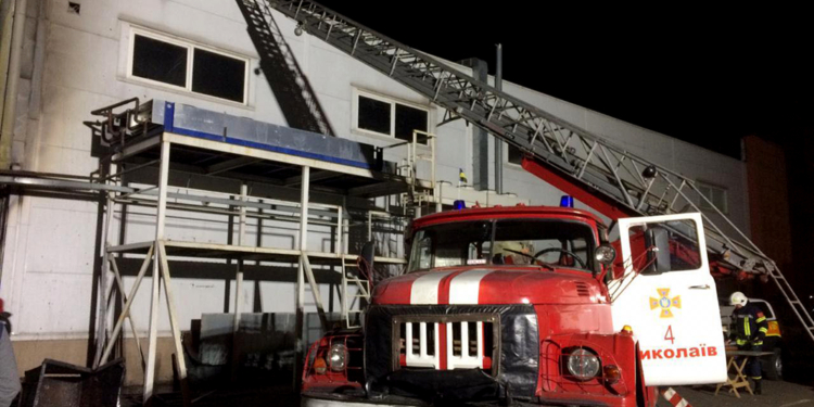 Ночной пожар в Корабельном районе. Горел супермаркет (ФОТО)