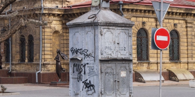 А могла бы стать визитной карточкой. В Николаеве демонтировали трансформаторную подстанцию с более чем столетней историей (ФОТО)