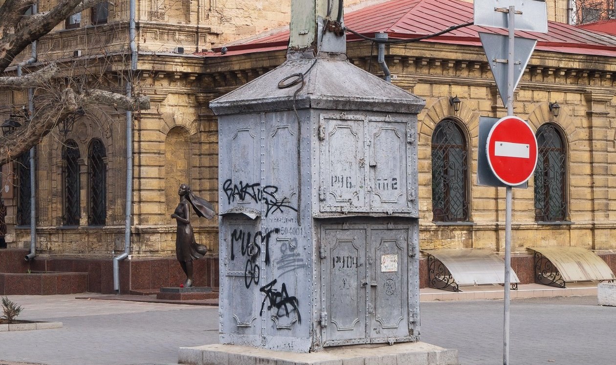 А могла бы стать визитной карточкой. В Николаеве демонтировали трансформаторную подстанцию с более чем столетней историей (ФОТО)