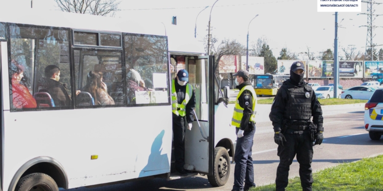 Николаевские патрульные проверяют, как соблюдаются ограничительные меры в общественном транспорте (ФОТО)