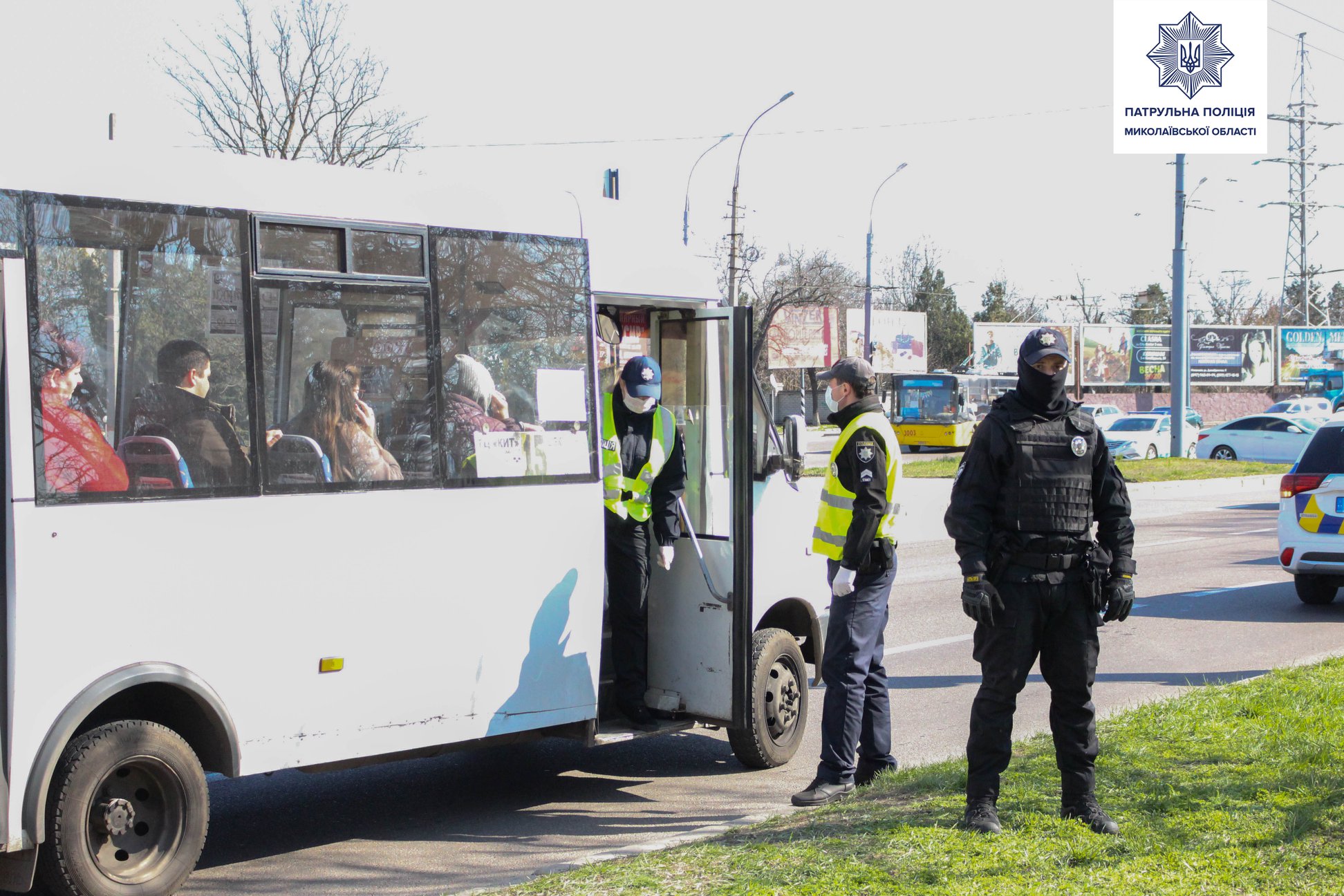 Николаевские патрульные проверяют, как соблюдаются ограничительные меры в общественном транспорте (ФОТО)