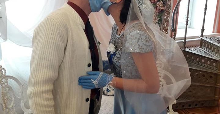 Карантин в Николаеве: Пара поженилась в медицинских масках и перчатках (ФОТО)