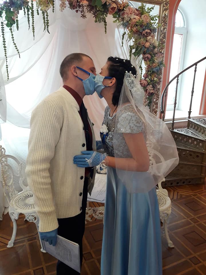 Карантин в Николаеве: Пара поженилась в медицинских масках и перчатках (ФОТО) 9