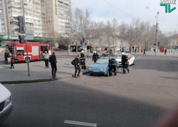 На пересечении Соборной и проспекта Центрального загорелся автомобиль (ФОТО)