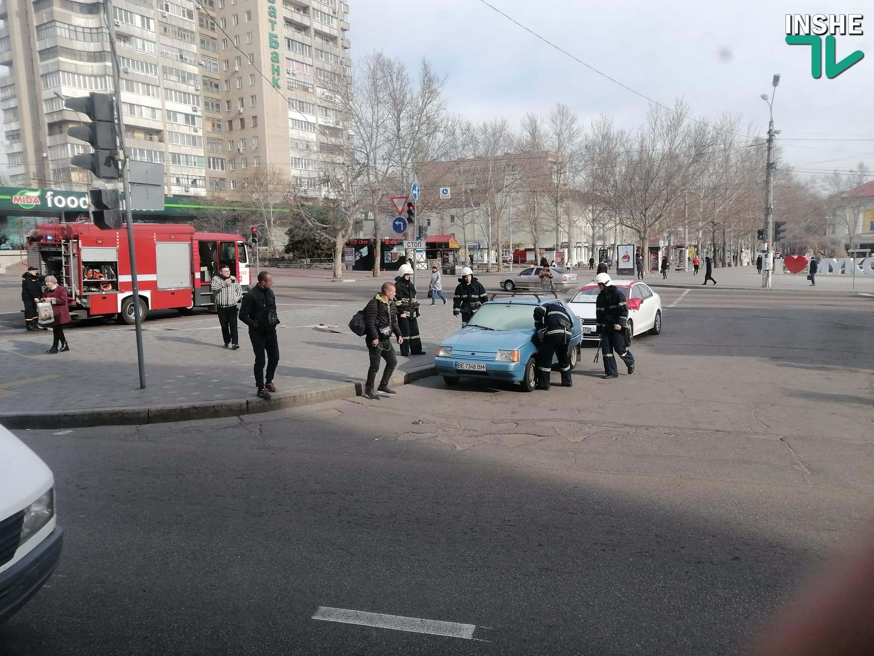 На пересечении Соборной и проспекта Центрального загорелся автомобиль (ФОТО)