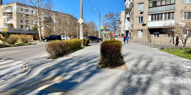 В Николаеве обновили участок пешеходной зоны на углу улицы Водопроводной и проспекта Центрального (ФОТО)