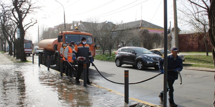 В Николаеве дезинфицируют остановки общественного транспорта (ФОТО)