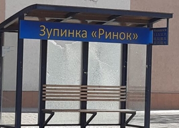 В Николаеве вандалы разбили стекло на остановке