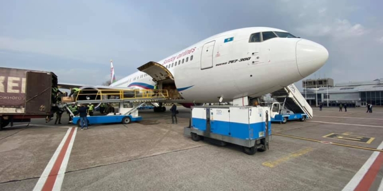 В Украину прибыл второй рейс с медицинским инвентарем из Китая (ВИДЕО)