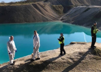 Полицейским в Британии перекрасили воду местной “голубой лагуны”, чтобы отпугнуть любителей селфи
