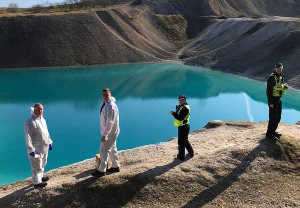 Полицейским в Британии перекрасили воду местной "голубой лагуны", чтобы отпугнуть любителей селфи 1