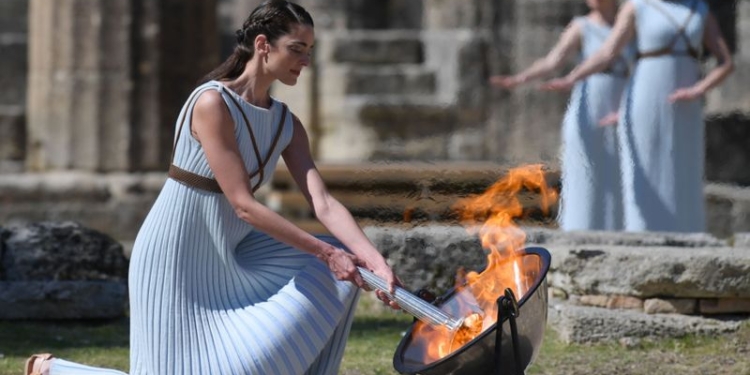 В Греции зажгли олимпийский огонь: церемония прошла без зрителей (ФОТО)