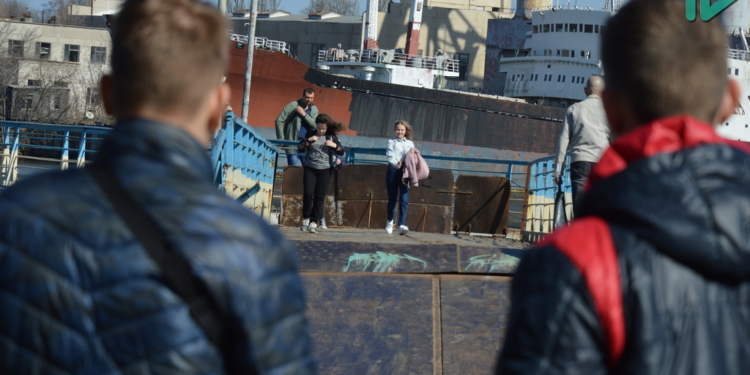 В Николаеве массово игнорируют запрет передвижения по обвалившемуся пешеходному мосту – его ремонт продлится месяц (ФОТО, ВИДЕО)