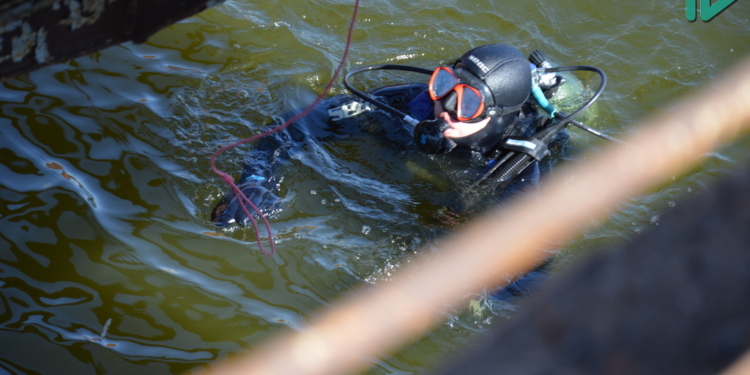 Николаевские водолазы не нашли на заиленном дне Ингула утерянную часть понтонного моста (ФОТО, ВИДЕО)