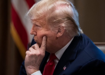 Врачи советуют не трогать свое лицо, чтобы не заразиться коронавирусом. Но это так сложно — не справляется даже Трамп (ФОТО, ВИДЕО)