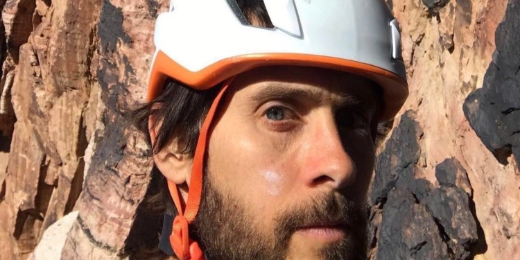 “Едва не погиб”: актер Джаред Лето сорвался со скалы в США (ФОТО)