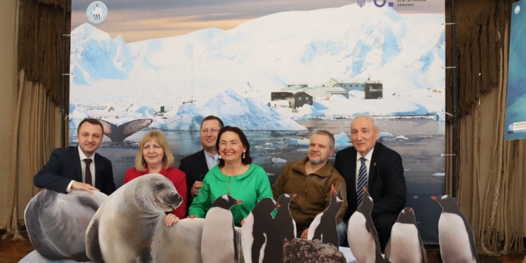 Из Верховной Рады и аэропорта Борисполь: в Николаеве открылась выставка «Пейзажи Антарктиды» (ФОТО)