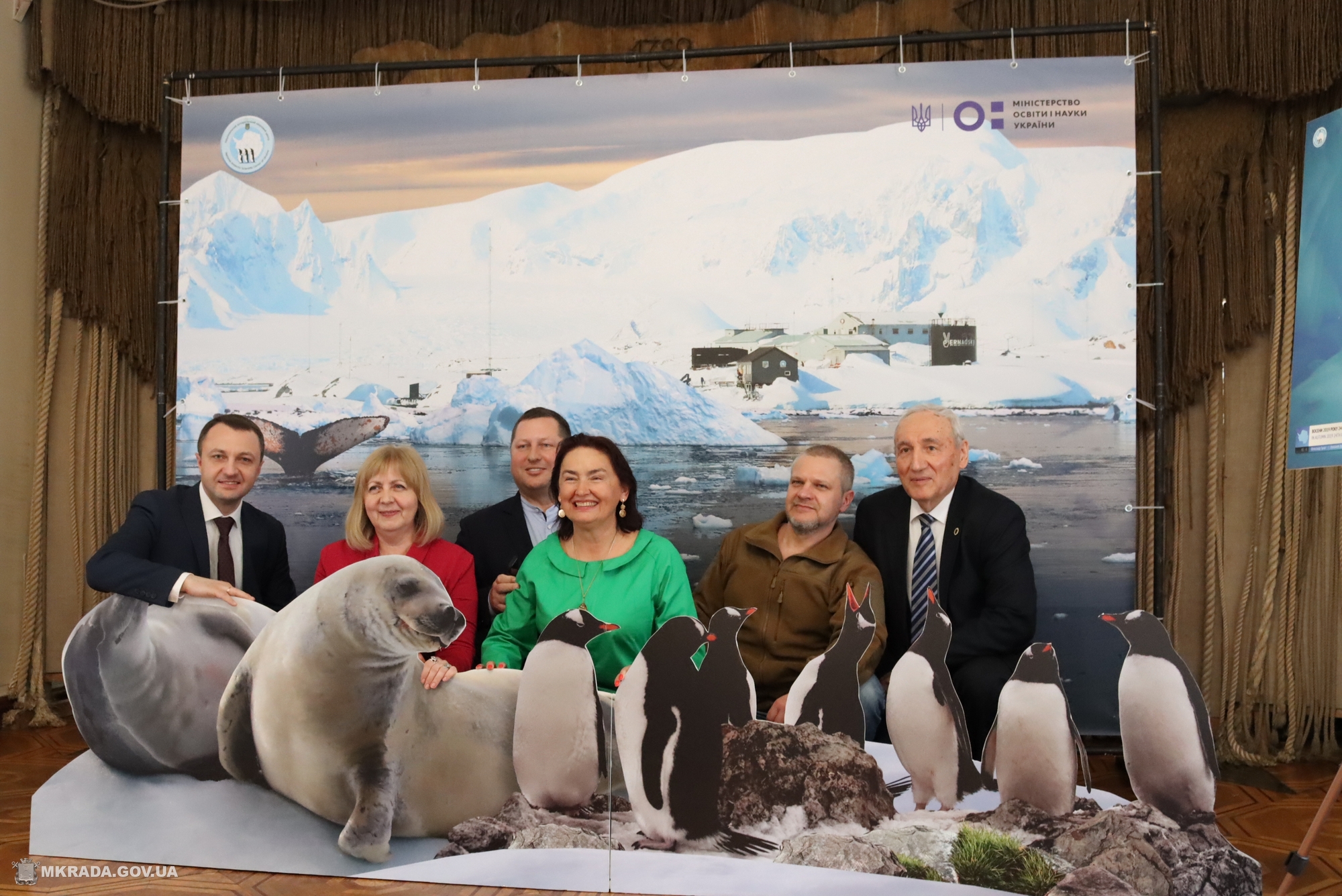 Из Верховной Рады и аэропорта Борисполь: в Николаеве открылась выставка «Пейзажи Антарктиды» (ФОТО)