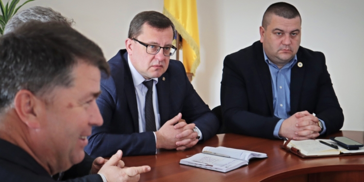 Карантин по коронавирусу: в Николаеве машрутчиков с температурой обещали не пускать на работу, перевозчики должны дезинфицировать автобусы за свой счет (ФОТО)