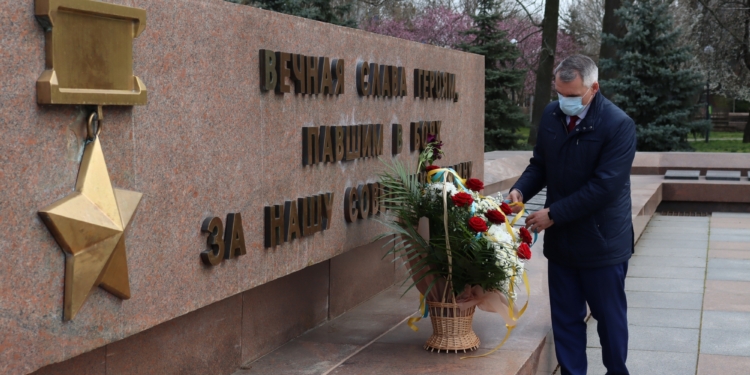 Руководство города в масках и без массовки почтило память воинов-освободителей Николаева (ФОТО)
