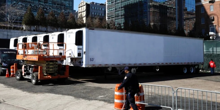 В Нью-Йорке на улицы вывезли мобильные рефрижераторы для тел умерших