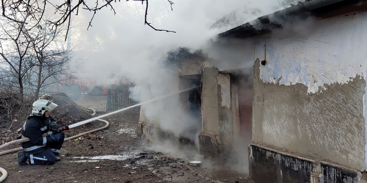 На Николаевщине спасатели за сутки три раза выезжали тушить пожары в жилом секторе