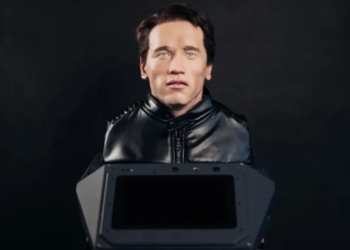 Арнольд Шварценеггер подал в суд на российскую компанию. Она создала робота-няню с его лицом (ВИДЕО)