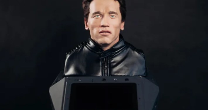 Арнольд Шварценеггер подал в суд на российскую компанию. Она создала робота-няню с его лицом (ВИДЕО)