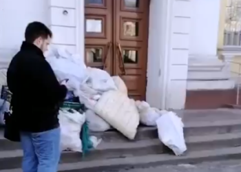 В Николаеве чиновники пожаловались в полицию на горожан, которые привезли мусор ко входу в администрацию (ВИДЕО)