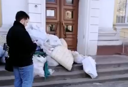 В Николаеве чиновники пожаловались в полицию на горожан, которые привезли мусор ко входу в администрацию (ВИДЕО) 1