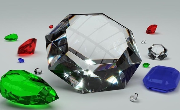 В доме священника  нашли клад с драгоценными камням