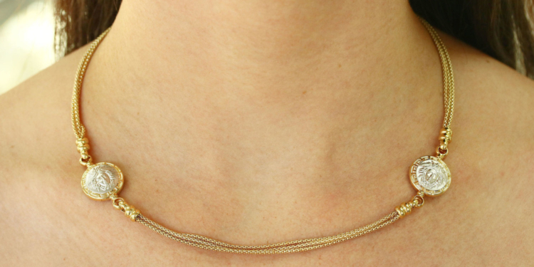 В Австралии мужчина украл с витрины ожерелье Versace с помощью удочек