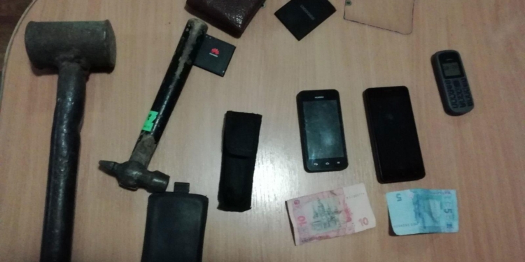 На Николаевщине пьяный мужчина с молотком отобрал у бывшей тещи 36 гривен и телефон