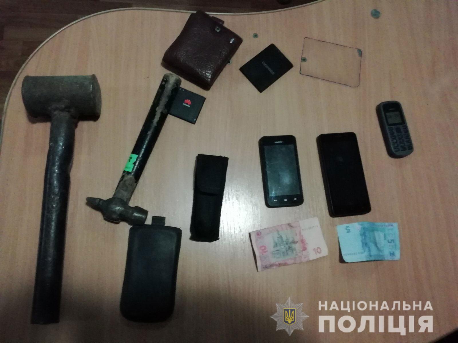 На Николаевщине пьяный мужчина с молотком отобрал у бывшей тещи 36 гривен и телефон