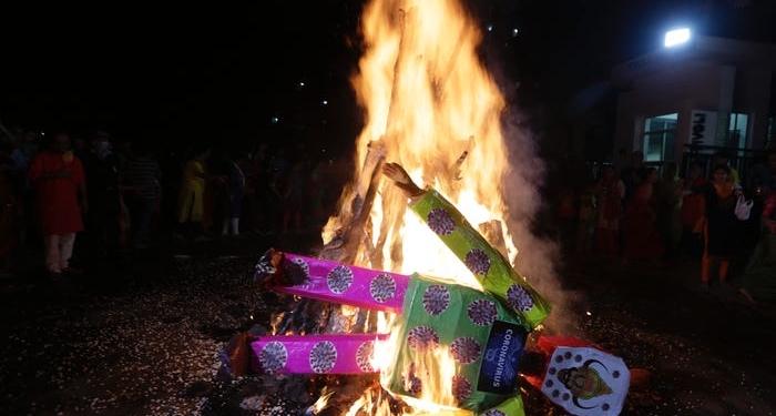 Кто чем может: в Индии во время фестиваля Холи сожгли «демона коронавируса» (ФОТО)